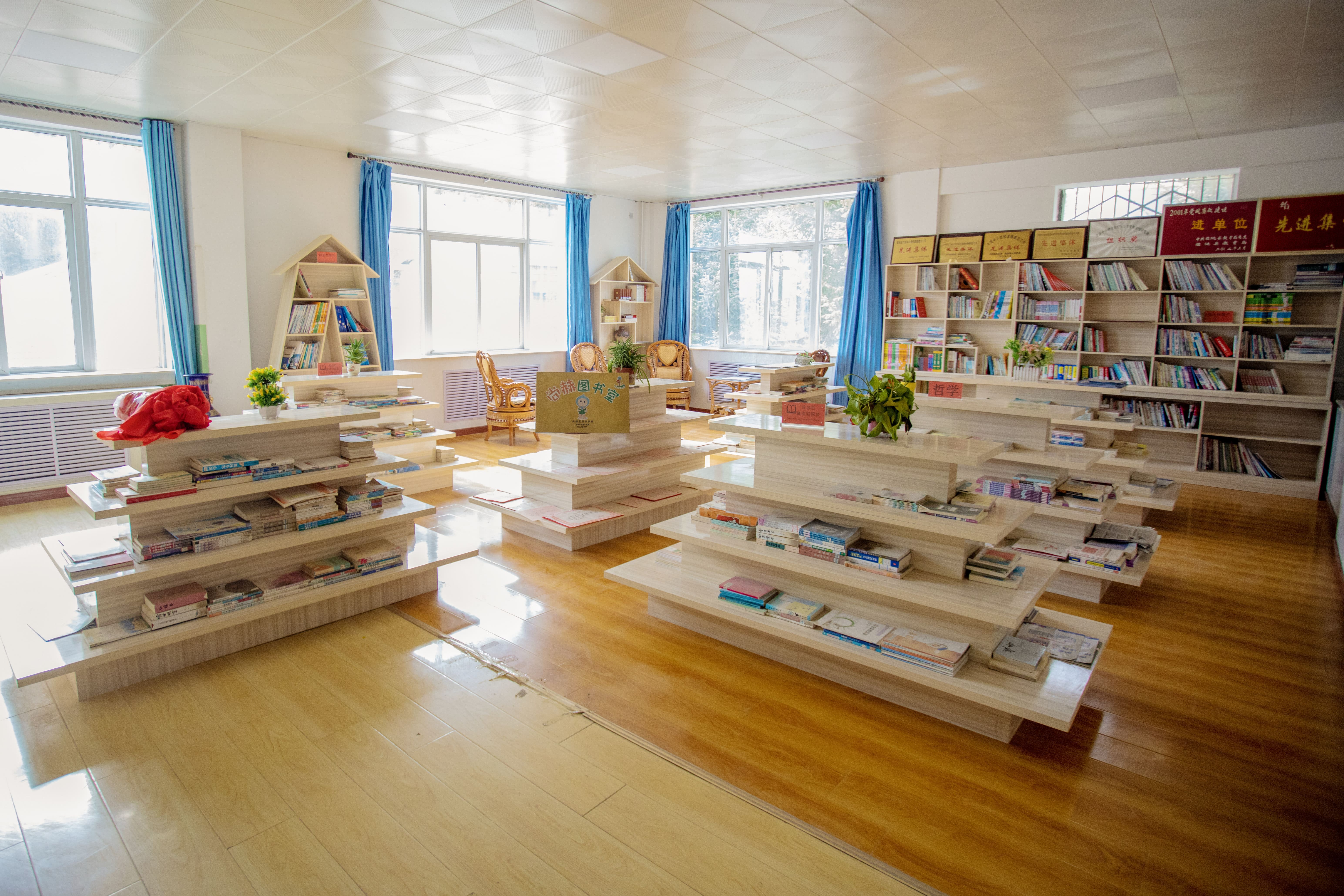 天津高校大学生记者走进米兰在线网站公益小学开展“书香悦读，筑梦成长”活动